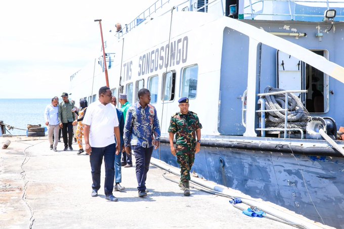 Ajoyib kokrakli ajoyib yalangoch modellar